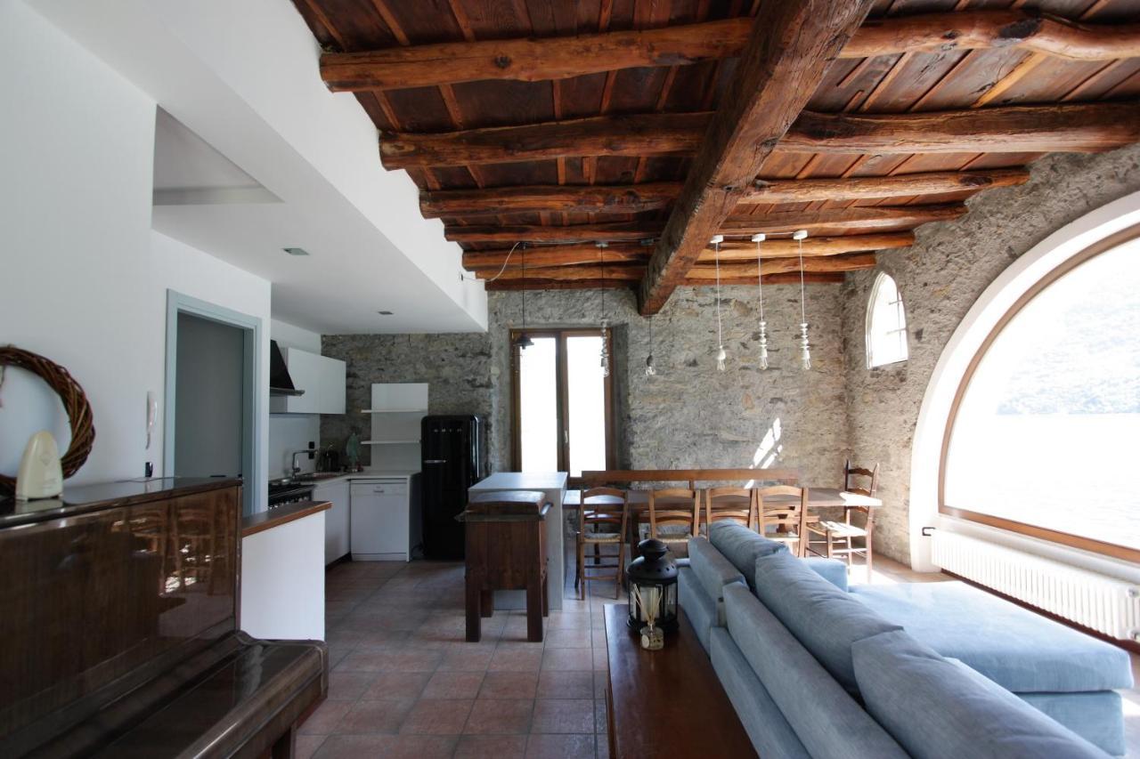House On The Lake Shore Of Laglio Buitenkant foto